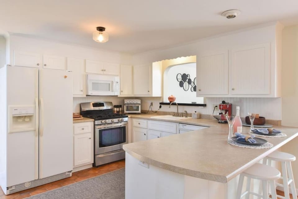 Bright & Open Central A C Dog Friendly House in Marstons Mills