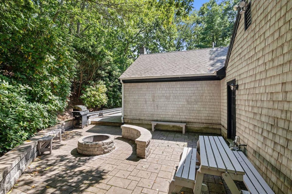 Bright & Open Central A C Dog Friendly House in Marstons Mills