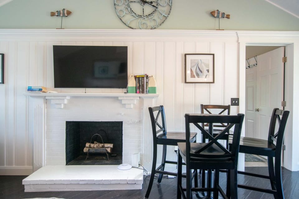 Beautiful Home Walk to Water Dog Welcome House in West Yarmouth