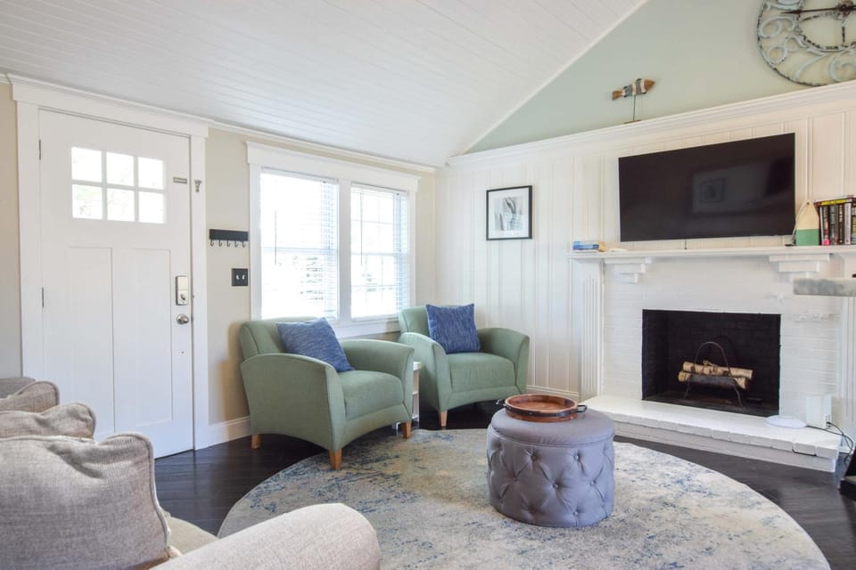 Beautiful Home Walk to Water Dog Welcome House in West Yarmouth