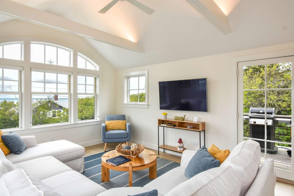 Gorgeous Architectural Home w Water Views House in North Eastham
