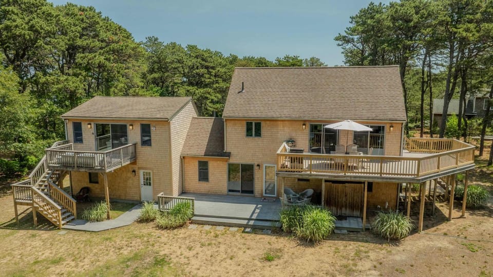 Walk to Pond 2 Min Drive to Beach House in North Eastham