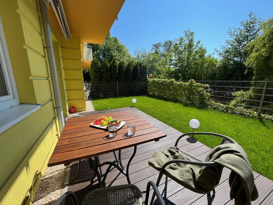 Day, Garden