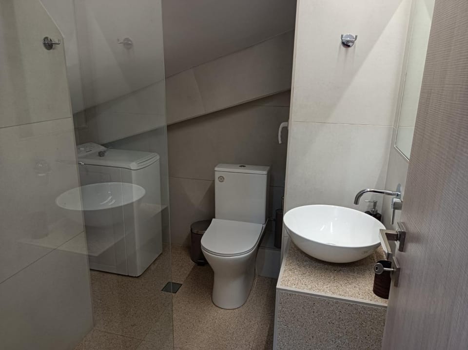 Shower, Toilet