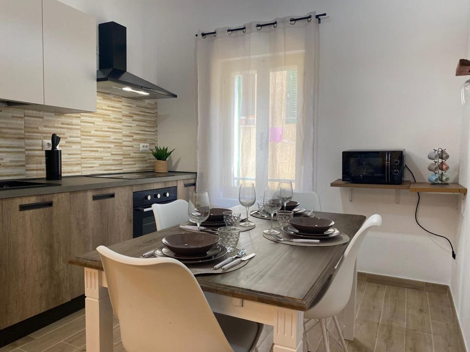 Kitchen or kitchenette, Dining area, pet friendly, stove
