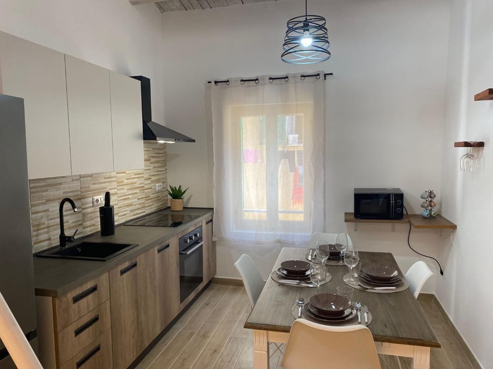 Kitchen or kitchenette, Dining area, dishwasher, minibar, pet friendly, stove