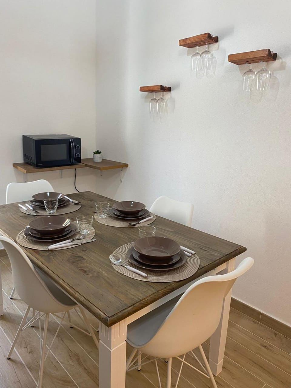 Dining area, minibar