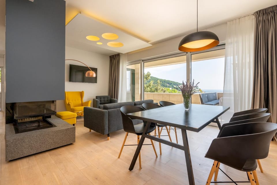 TV and multimedia, Living room, Seating area, Dining area