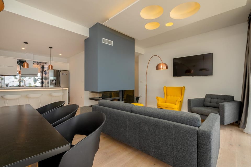 Communal lounge/ TV room, TV and multimedia, Living room, Seating area, Evening entertainment