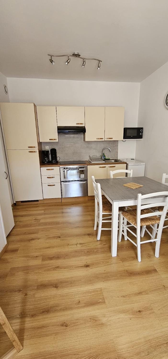 Kitchen or kitchenette, Dining area, dishwasher, minibar, pet friendly, stove