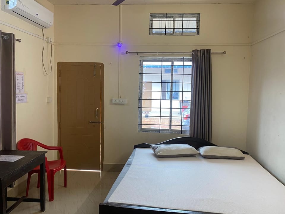Bed, Photo of the whole room, Bedroom, air conditioner