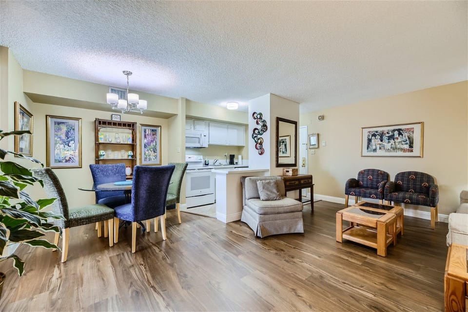 Kitchen or kitchenette, Living room, Seating area, Dining area