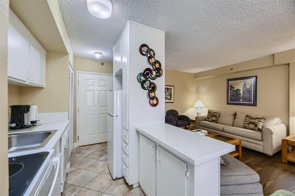 Kitchen or kitchenette, Living room, Seating area, minibar, oven
