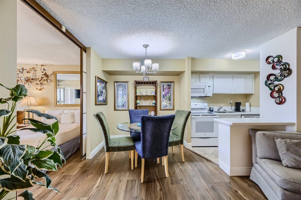 Kitchen or kitchenette, Living room, Seating area, Dining area, minibar, pet friendly, stove