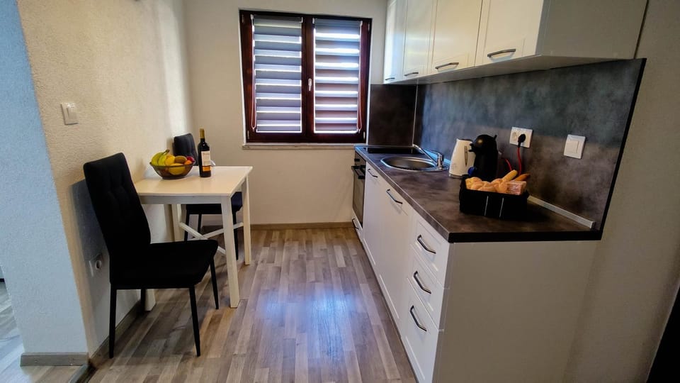 Kitchen or kitchenette, pet friendly, stove