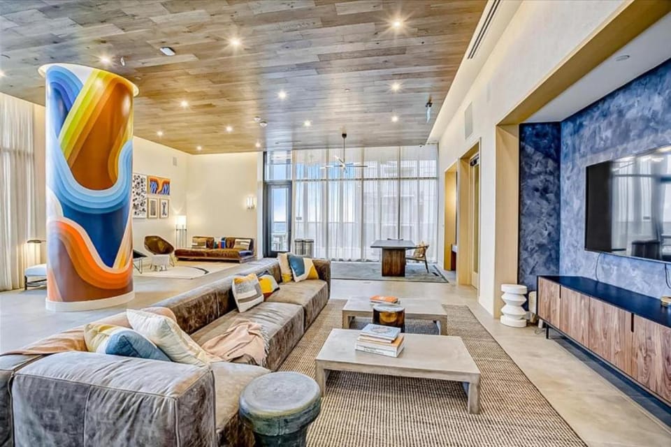 Communal lounge/ TV room