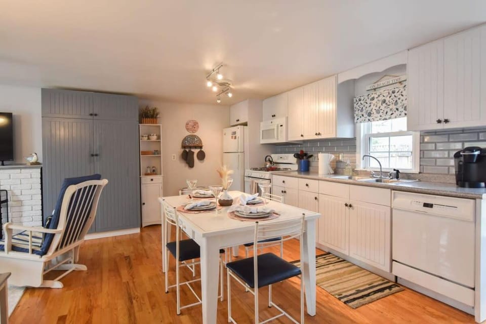 1 2 Mile to Nantucket Sound Beaches House in Dennis Port