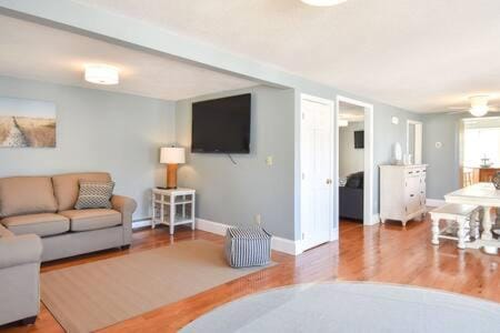 400 Yards to the Beach Dogs Welcome House in Dennis Port