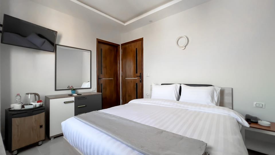 Bed, TV and multimedia, Photo of the whole room, Bedroom
