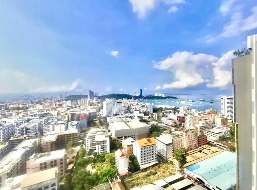 The Base Central PATTAYA Long Balcony King-Bed with Infinity Pool & Free Netflix Apartment in Pattaya City