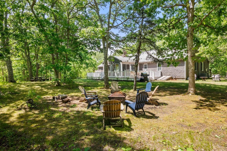 Classic Home close to Ponds Dog Welcome House in Brewster