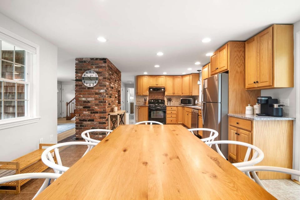 Close to Bayside Game Room w Pool Table House in Brewster