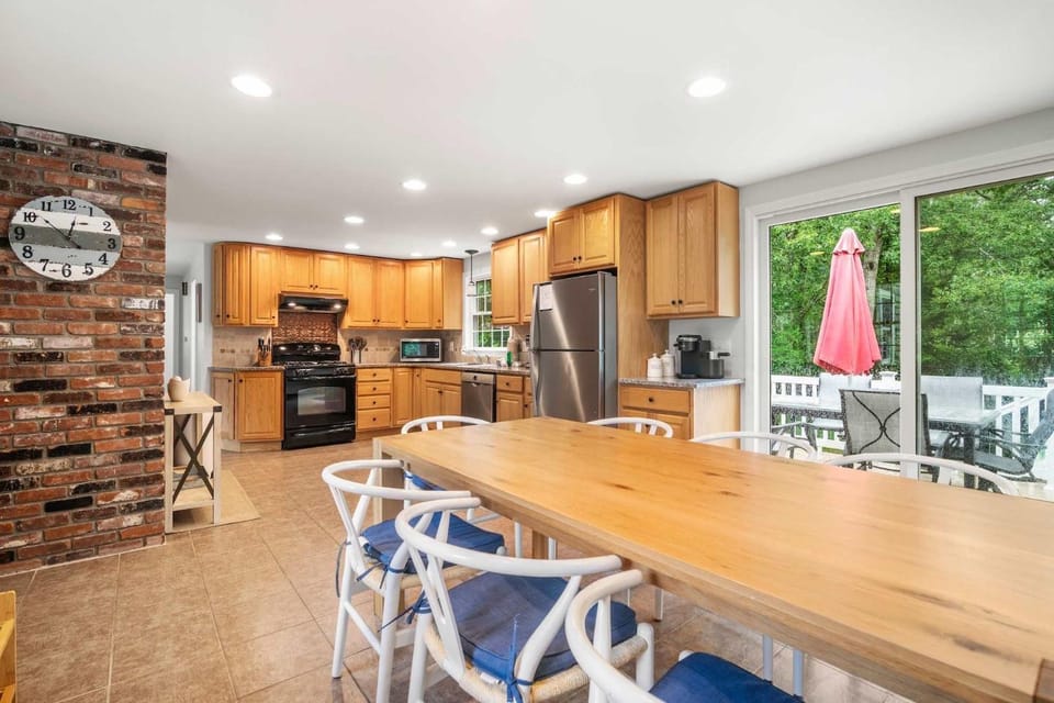 Close to Bayside Game Room w Pool Table House in Brewster
