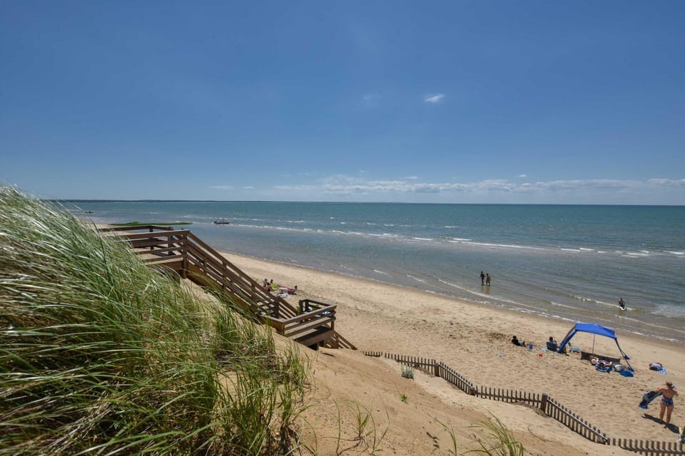 2-Min Walk to the Beach Dog Friendly House in North Eastham