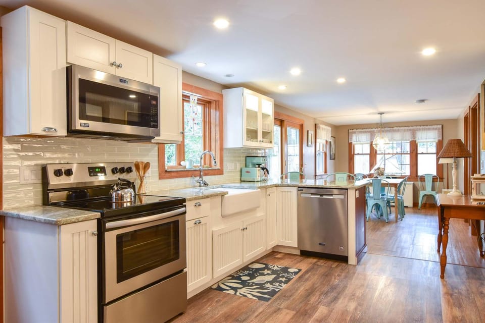2-Min Walk to the Beach Dog Friendly House in North Eastham