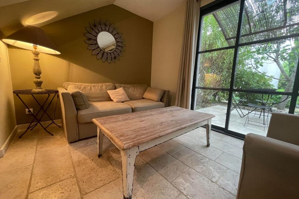 Patio, Living room