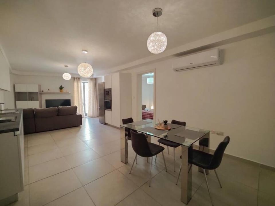 TV and multimedia, Kitchen or kitchenette, Living room, Seating area, Dining area, Evening entertainment, air conditioner