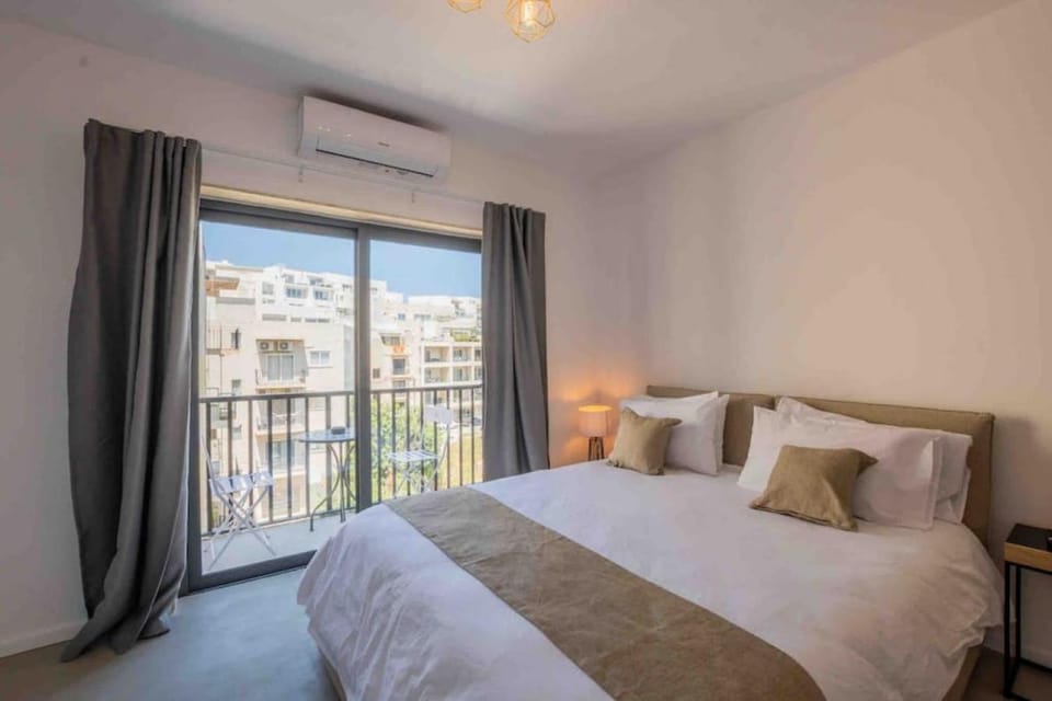 Bed, Balcony/Terrace, Photo of the whole room, Bedroom, air conditioner
