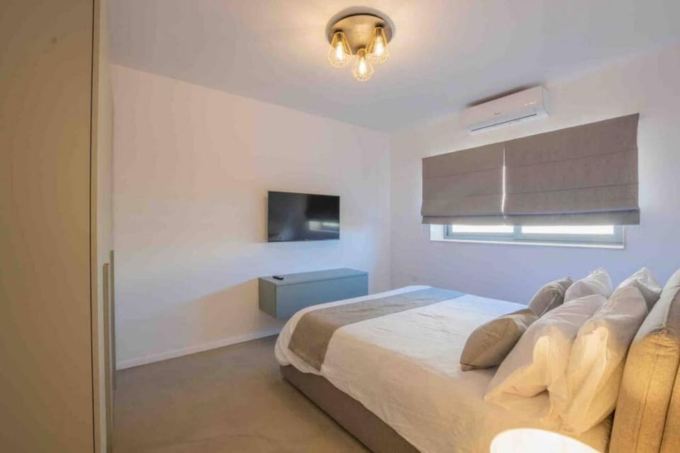 Bed, TV and multimedia, Photo of the whole room, Bedroom, wardrobe, air conditioner