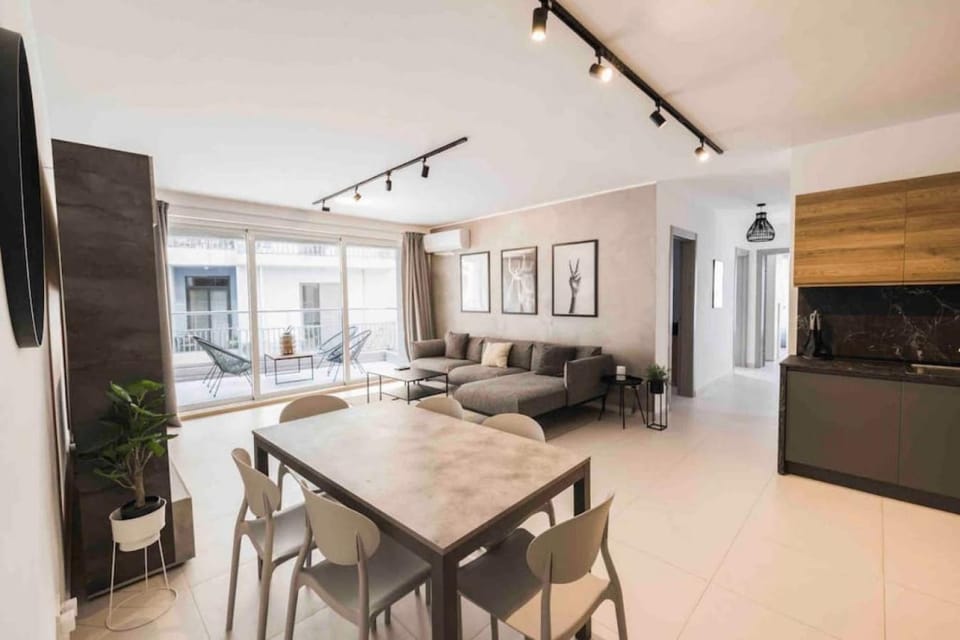 TV and multimedia, Balcony/Terrace, Kitchen or kitchenette, Living room, Seating area, Dining area