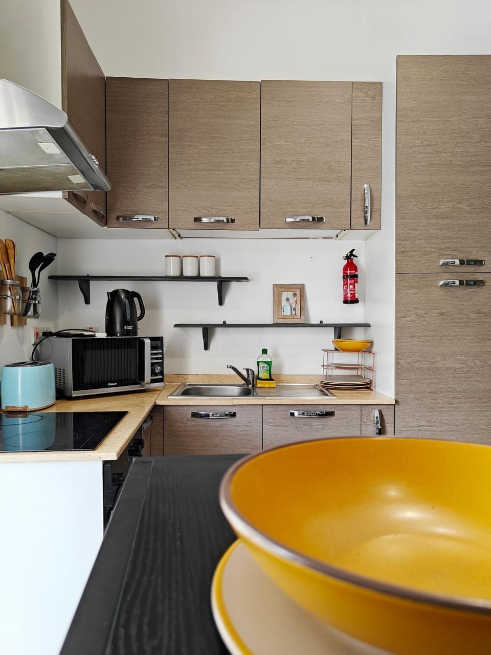 Coffee/tea facilities, Kitchen or kitchenette, microwave, oven, stove, toaster