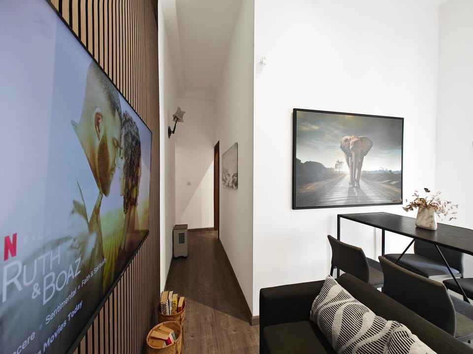 TV and multimedia, Living room, Decorative detail, Seating area, Dining area