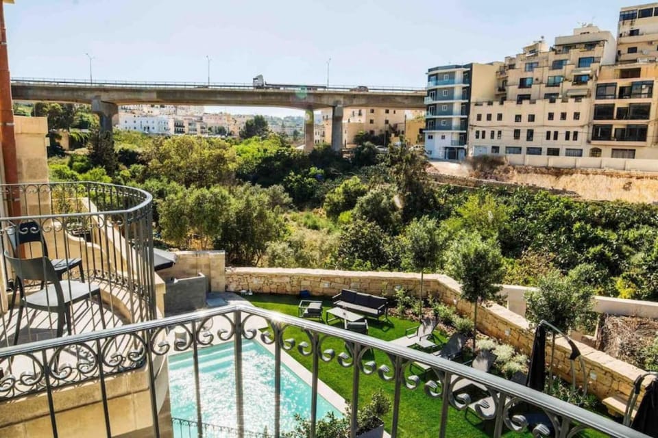 Property building, Natural landscape, View (from property/room), Balcony/Terrace, City view, Pool view