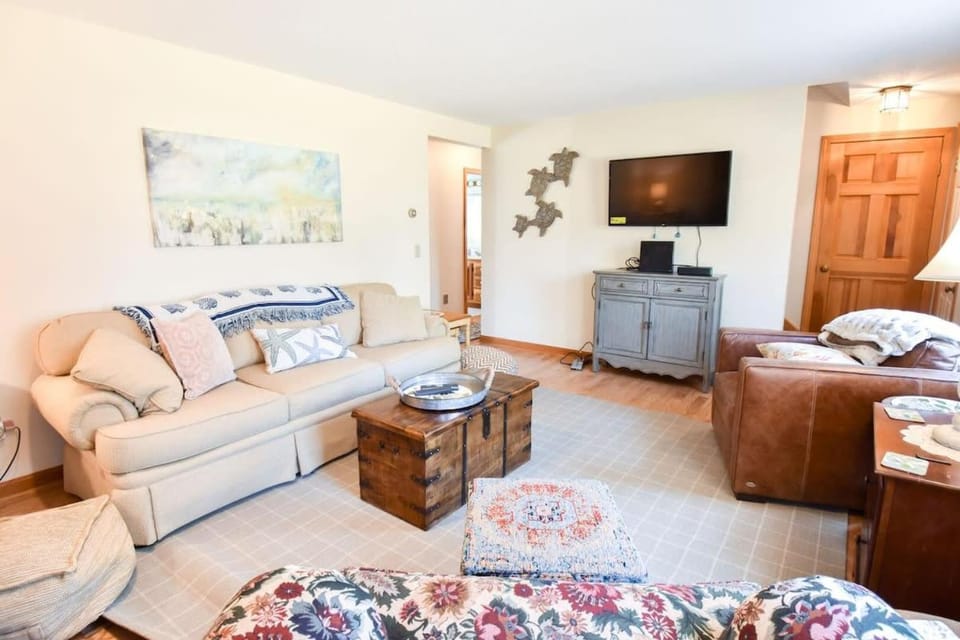Lovely Home Close to Bike Bath and Beach House in North Eastham
