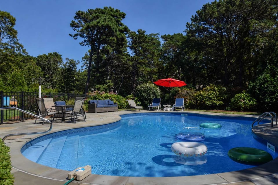 Beautiful Spacious Family Retreat w Pool House in North Eastham