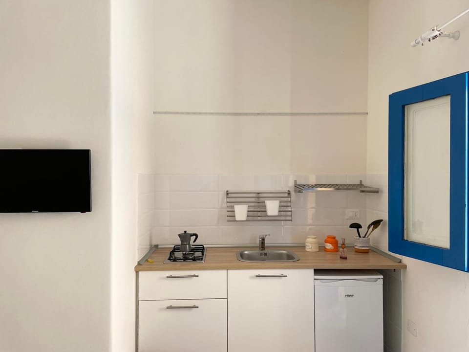 Coffee/tea facilities, Kitchen or kitchenette, stove