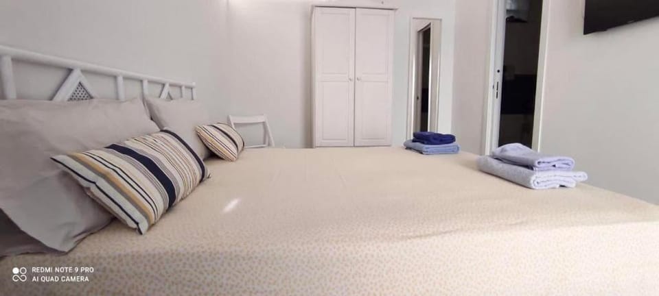 Bedroom, towels, wardrobe