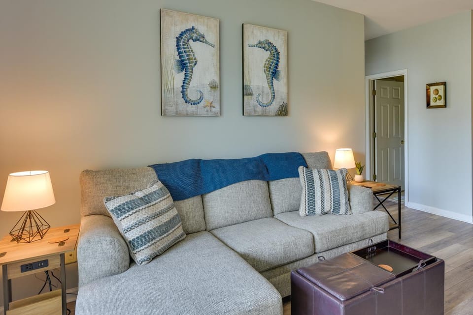 Mount Pleasant Condo with Pool and Bikes Near Beach! Apartment in Isle of Palms
