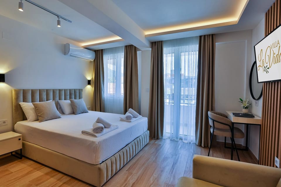 TV and multimedia, Seating area, Bedroom, hair dresser, air conditioner