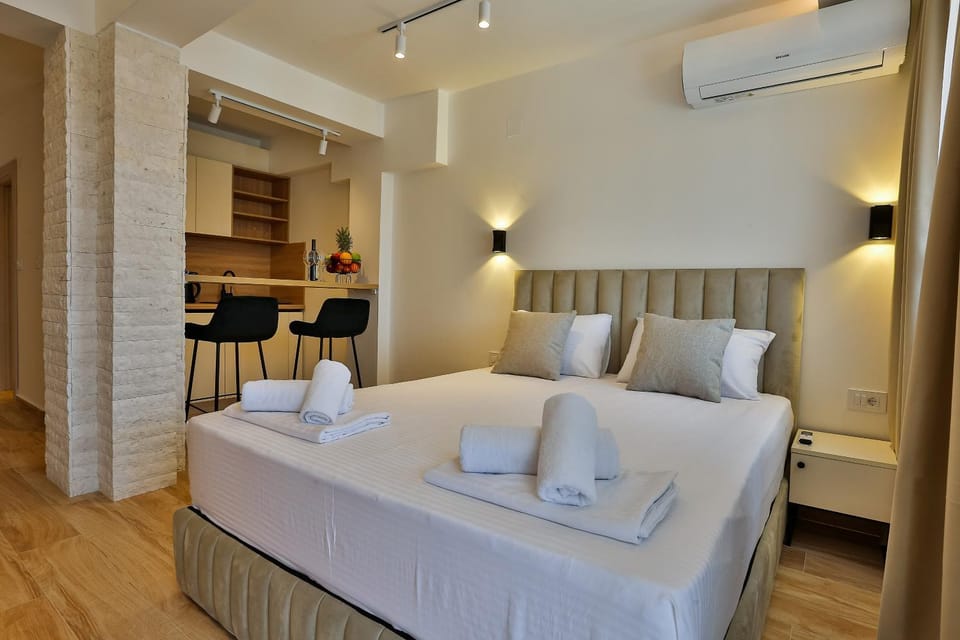 Bed, Photo of the whole room, Seating area, air conditioner