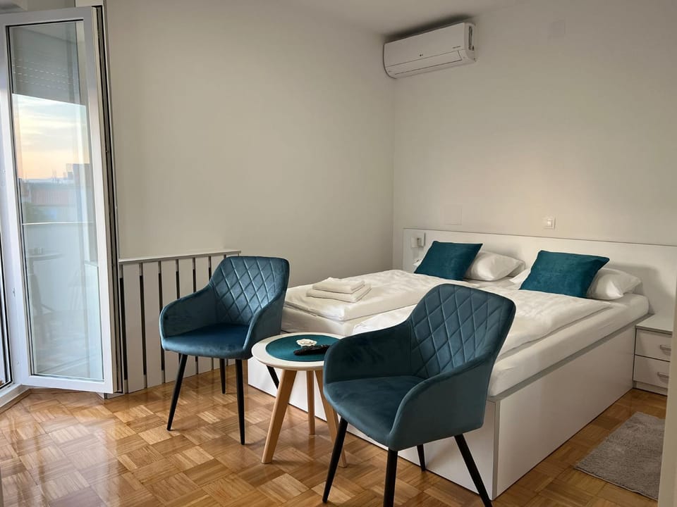 Bed, Seating area, Bedroom, towels, air conditioner
