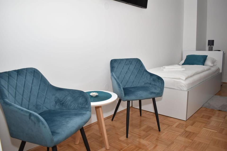 Bed, Seating area