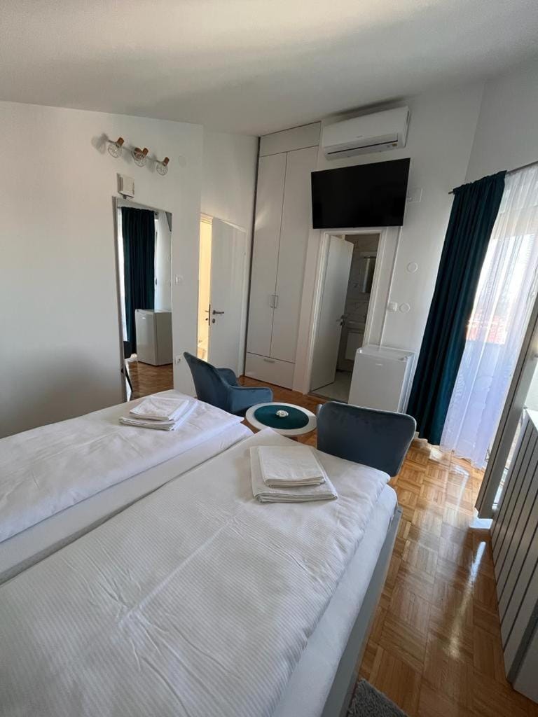 Bed, TV and multimedia, Balcony/Terrace, Bedroom, towels, wardrobe, air conditioner