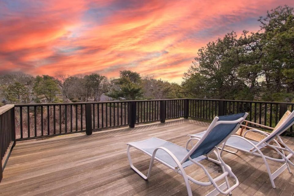 Game Room Rooftop Deck Fire Pit! House in Harwich