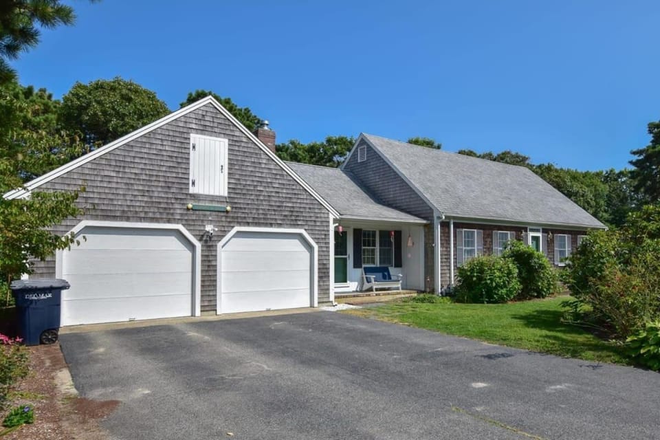0 6 Miles to Beach Great for families House in South Chatham