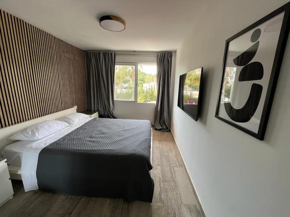Bed, TV and multimedia, Photo of the whole room, Bedroom, wardrobe, air conditioner